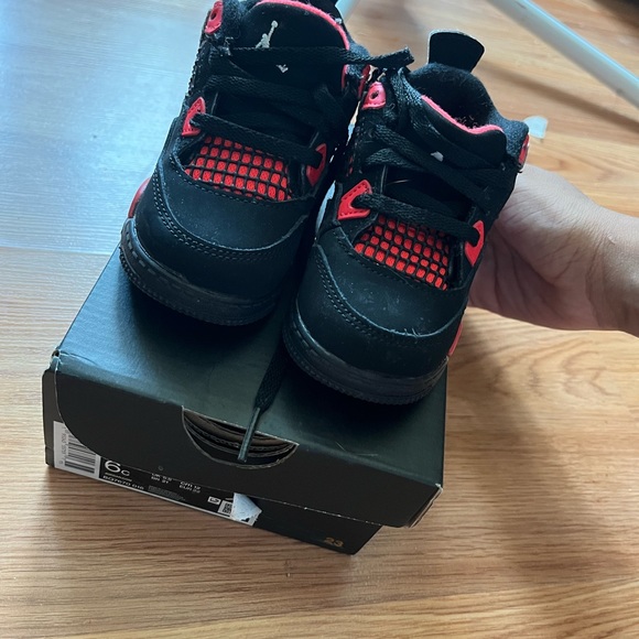 Toddler Retro Jordan’s size 6C only wore twice ! GREAT CONDITION - Picture 2 of 3
